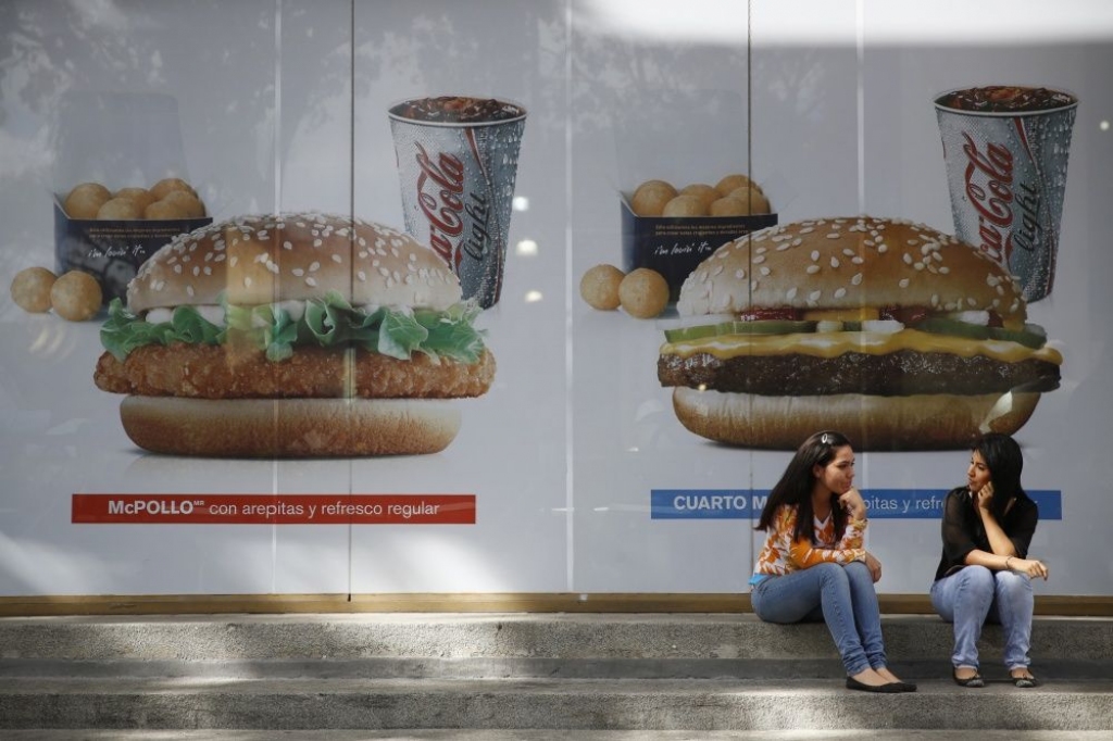 McDonald's nomaina vadītāju vāja noieta un peļņas dēļ