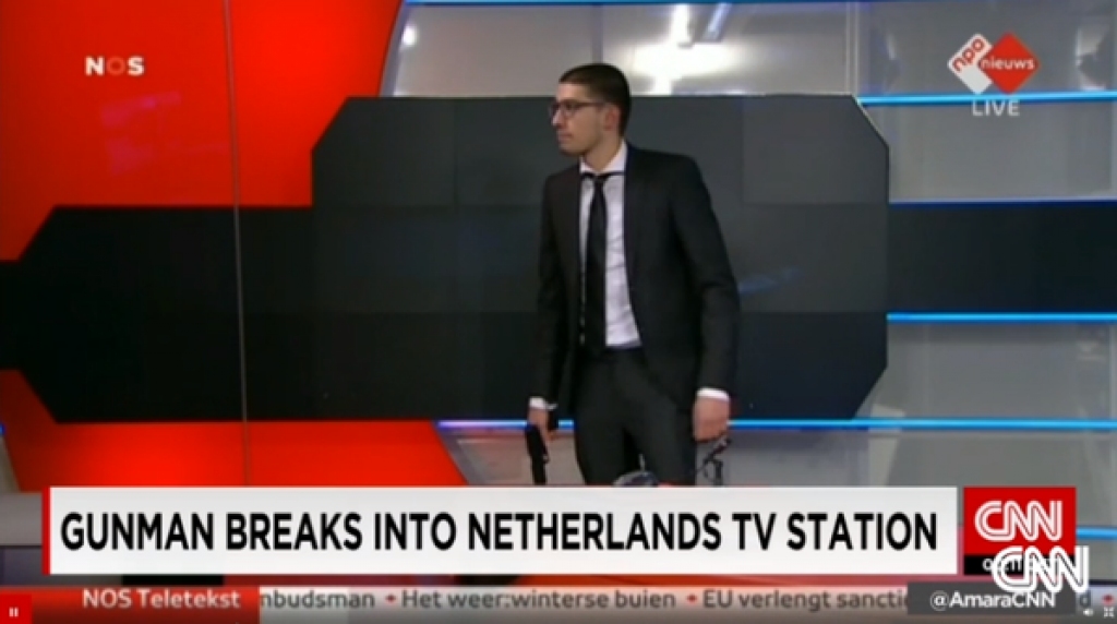 Uzvalkā tērpies "hakeris" iebrūk Nīderlandes televīzijā un pieprasa uzstāšanos tiešajā ēterā