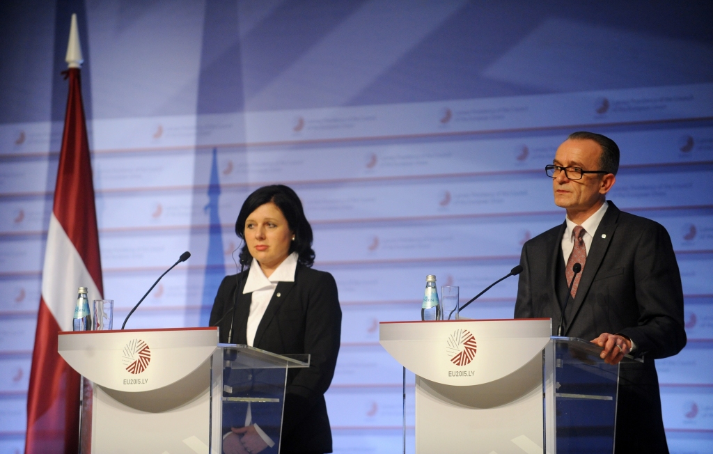 ES tieslietu ministri lavierē starp privāto datu pieejamību un aizsardzību