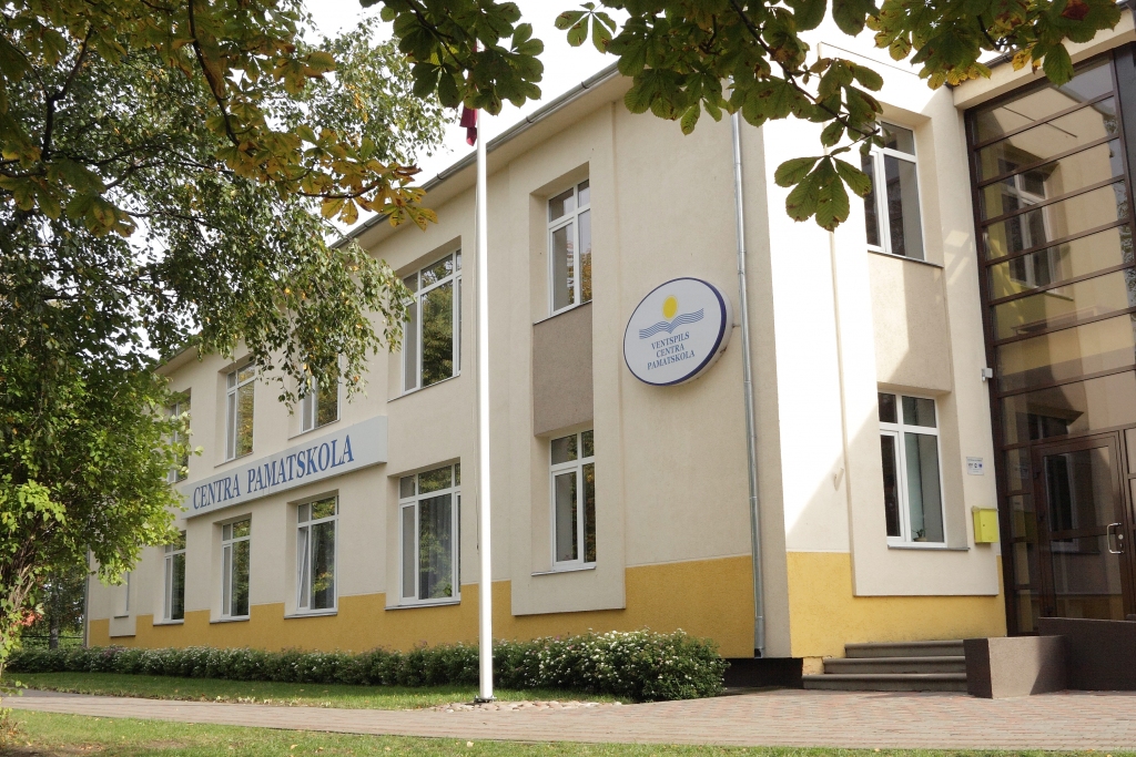 Visu nakti jāstāv rindā, lai bērnu reģistrētu 1.klasē