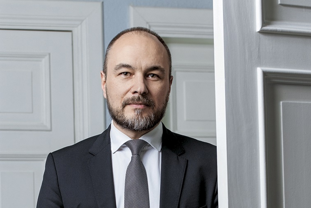 Parādnieks: Mēs sievieti sodām par to, ka viņai ir bērni