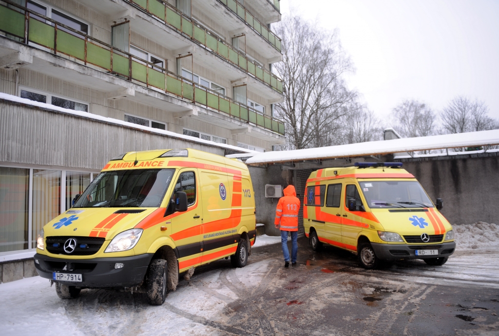 Slimnīcā nogādā uz jumta aizmigušu sievieti; smagas traumas slēpotājiem un meža darbos