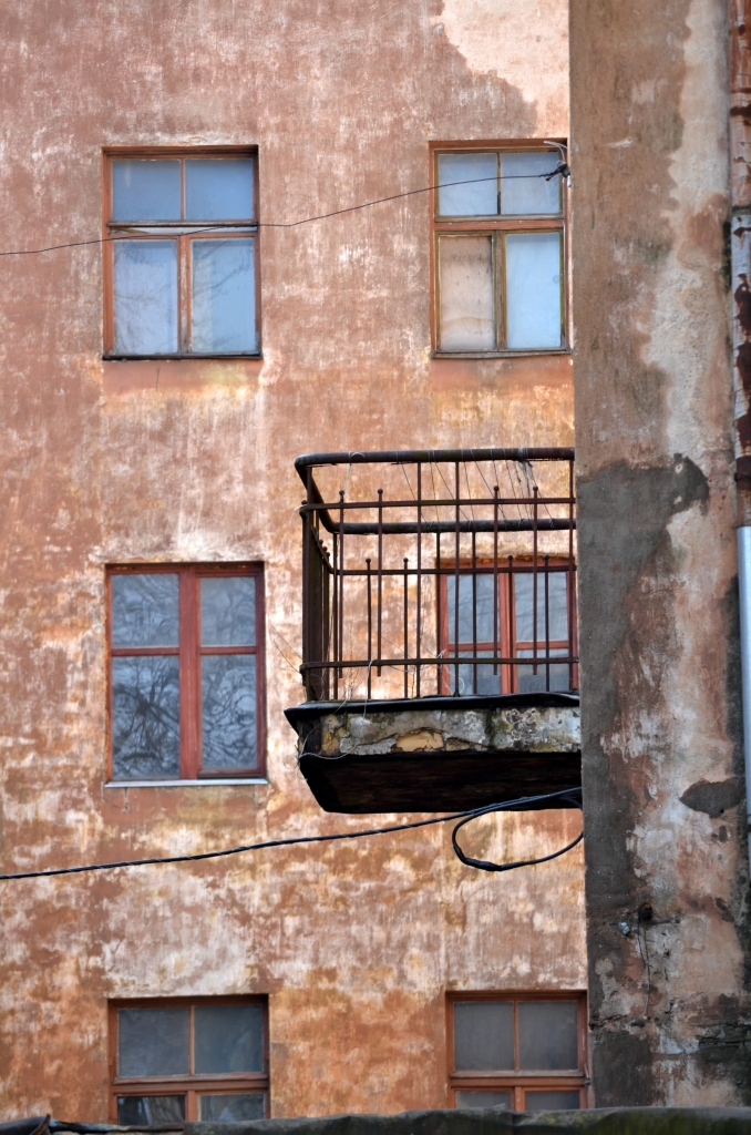 Rīgā pa desmitā stāva logu izkritusi sieviete