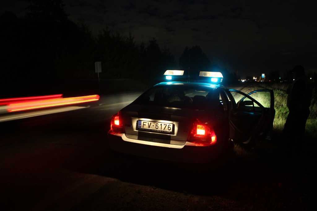 Jēkabpilī ar auto notriec jaunieti un puskilometru velk līdz