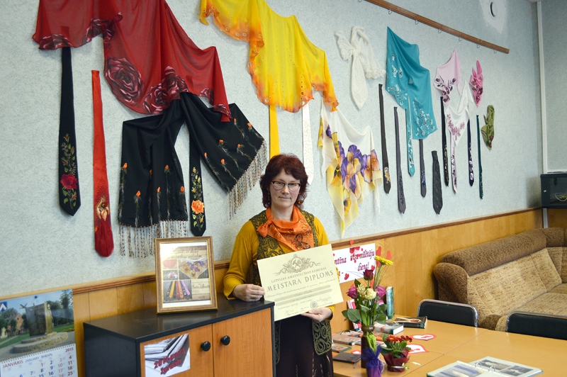 Pedagoģe atklāj personālizstādi