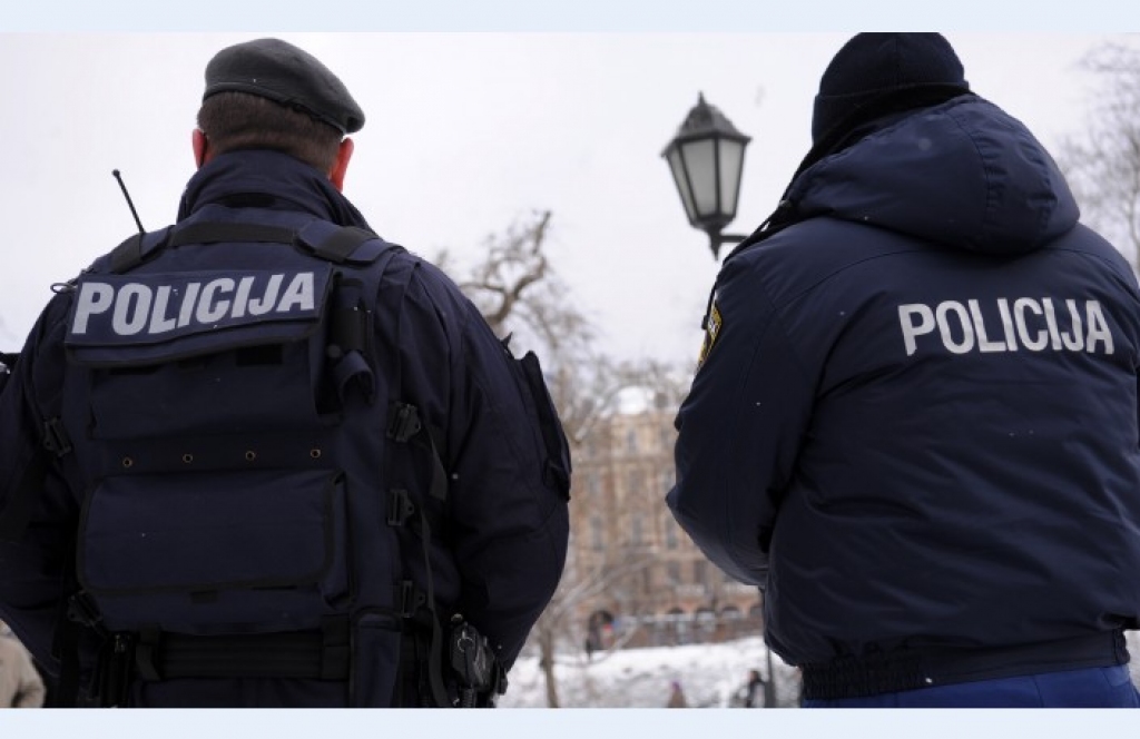 papildināts (21:14) - Autobusā, iespējams, Imantas pedofils uzbrucis meitenei; policija sašutusi par cilvēku vienaldzību