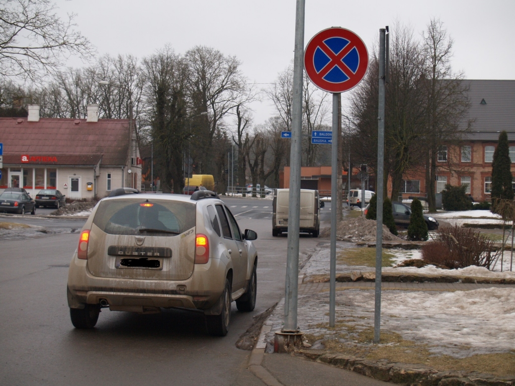 Iecavā sodīs par transportlīdzekļu apstāšanās un stāvēšanas noteikumu pārkāpumiem