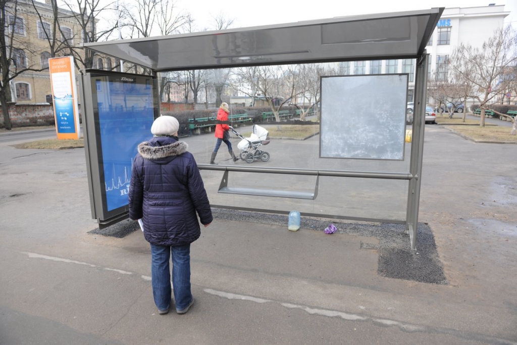 Jaunās pieturvietu nojumes Rīgas ielās nonākušas šaubīgā veidā