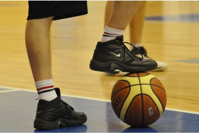 Basketbolistiem pārspēlēs pirmā uzvara