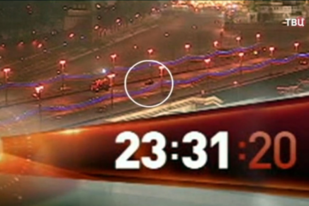 Publiskots novērošanas kameras uzņemts video, kurā redzams Ņemcova slepkavības brīdis