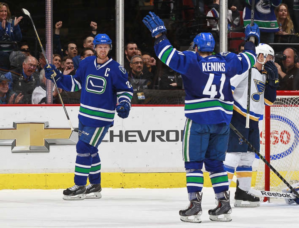 VIDEO, FOTO: Ķēniņš ar divām rezultatīvām piespēlēm sekmē Canucks uzvaru