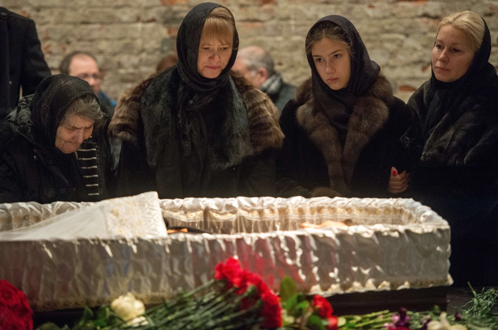 VIDEO un FOTO: Tūkstošiem cilvēku ierodas atvadīties no Ņemcova