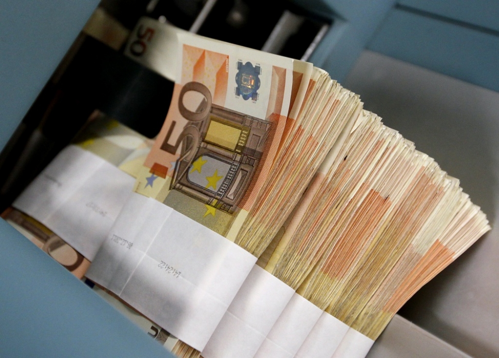 Banku peļņa sarukusi par 30%