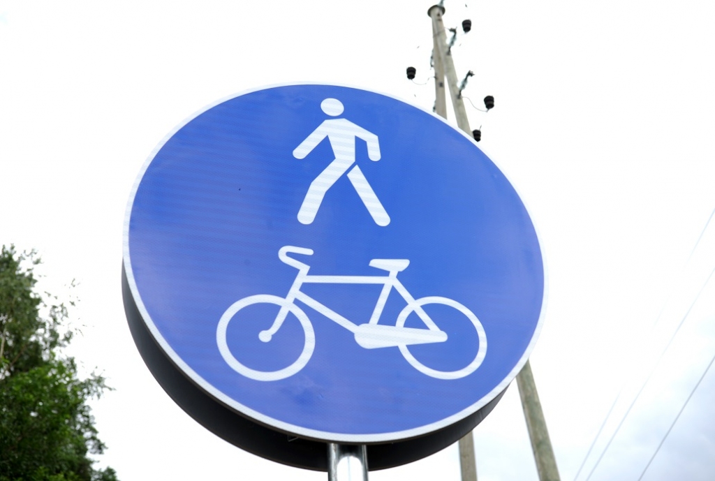 Rīgā pie Mākslas muzeja velosipēdists traumē gājēju un aizbrauc