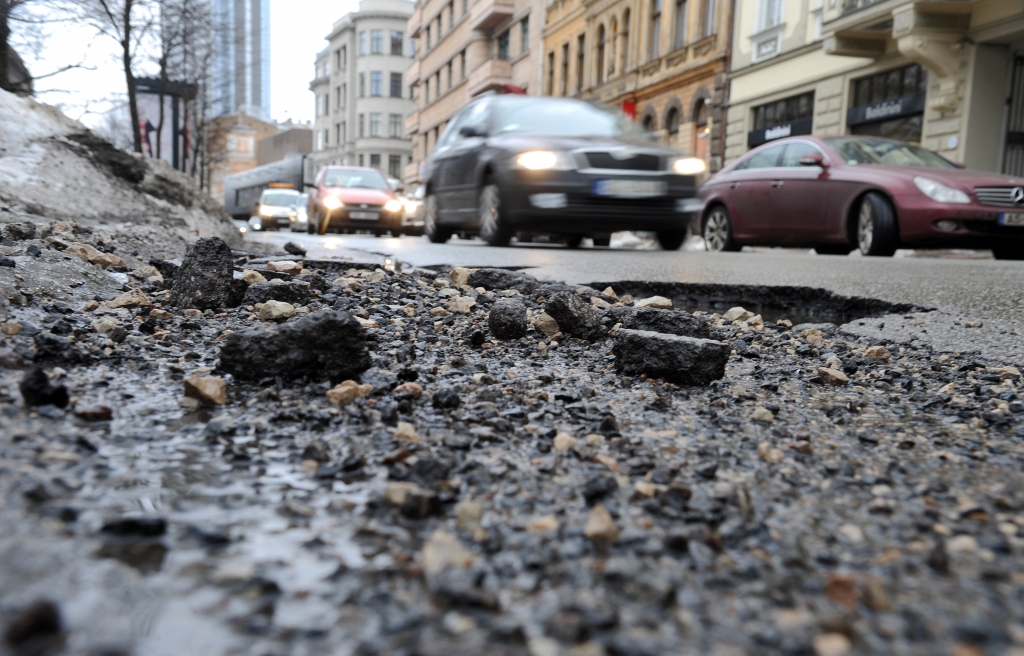 LVC: 50% autoceļu steidzīgi nepieciešams remonts