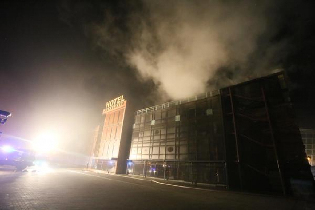 FOTO: Naktī Liepājā degusi viesnīca Promenade Hotel