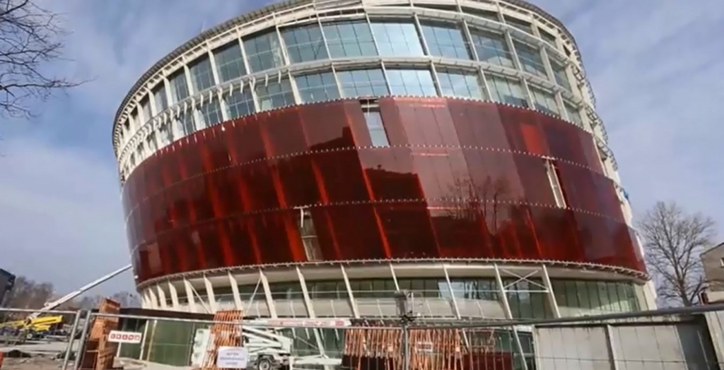 Koncertzāle iegūst dzintara krāsas toni