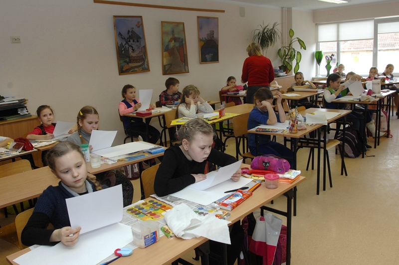 Skolēni veido ilustrācijas dzejoļiem