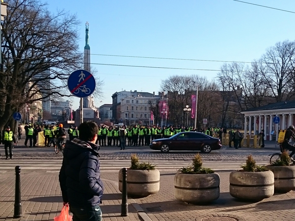 papildināts (14:21) - FOTO un VIDEO: Pie Brīvības pieminekļa nolikti ziedi; gājiens aizvadīts bez starpgadījumiem