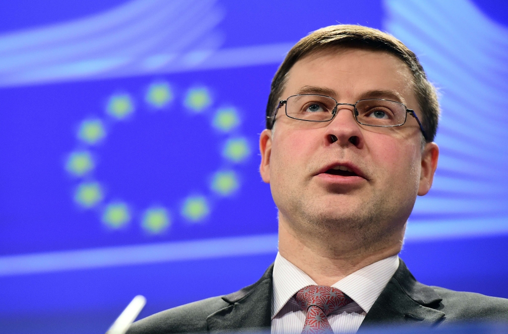 Sakur «pirti» eirokomisāram Dombrovskim