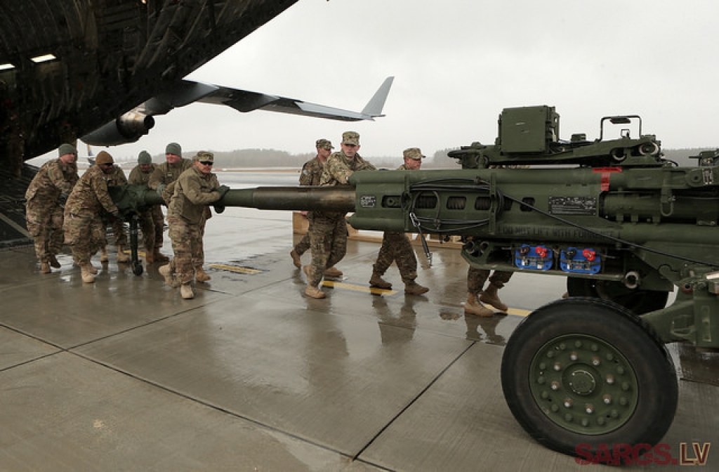 FOTO: Mičiganas karavīri ar haubicēm ierodas uz militārajām mācībām Summer Shield XII