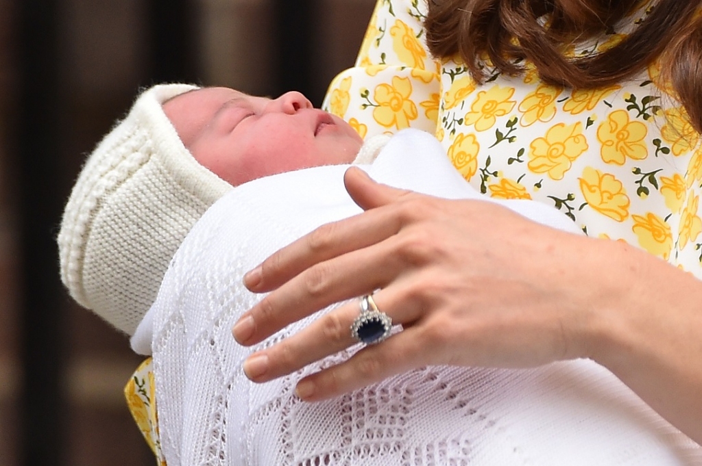 Lielbritānijas karaliskais pāris vēl neatklāj jaundzimušās princeses vārdu