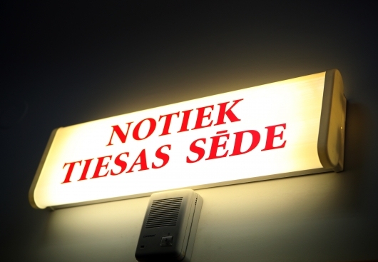 Vīrietim būs jāstājas tiesas priekšā par naudas izkrāpšanu no ātro kredītu firmām
