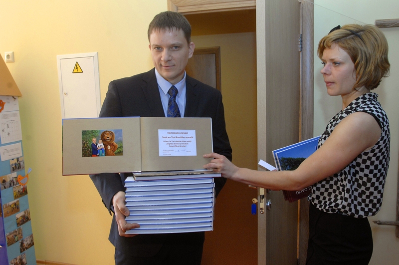 Jaunajiem rundāliešiem dāvina novada fotoalbumu