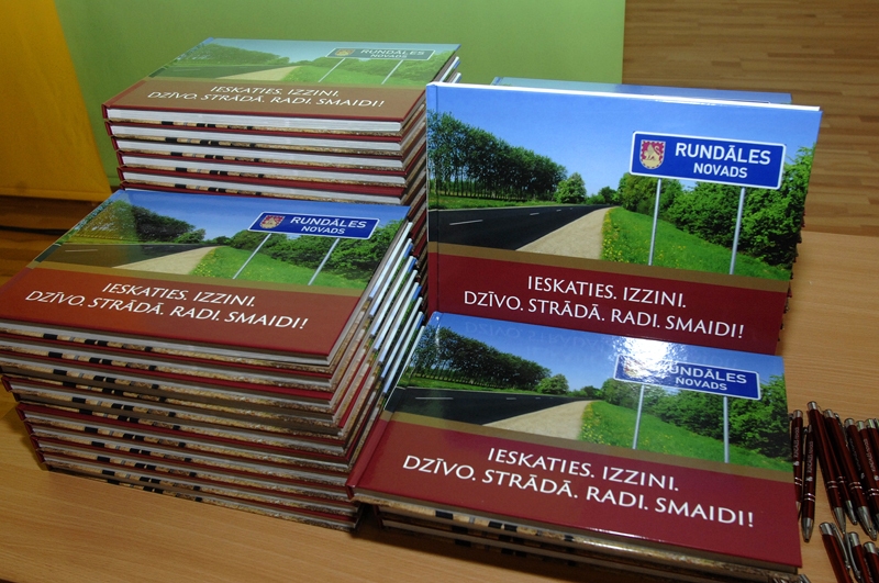FOTO: Atvērta grāmata par Rundāles novadu «Ieskaties. Izzini. Dzīvo. Strādā. Radi. Smaidi!»