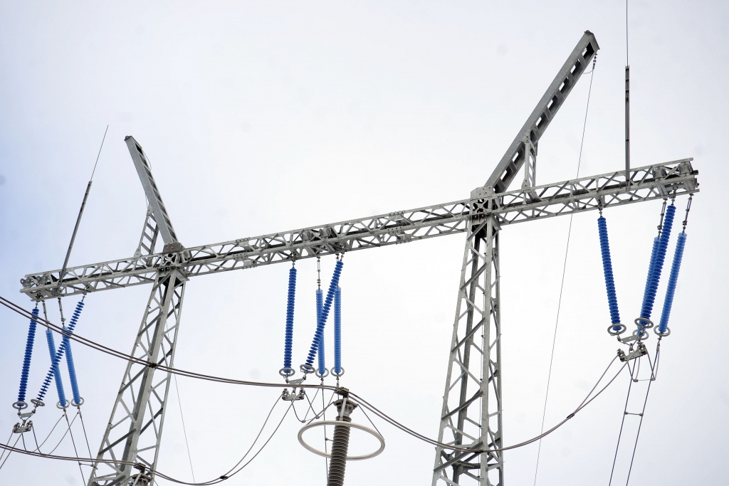 Izpletņlēcējs Daugavpilī piezemējas augstsprieguma elektrolīnijā, gūstot apdegumus