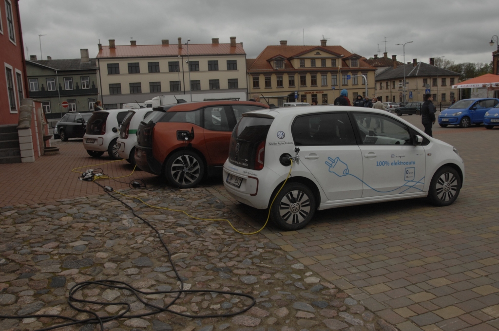 Elektromobiļos iepazīst Zemgali