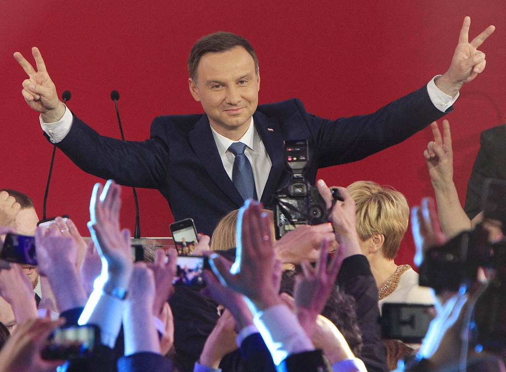 papildināts (09:19) - Nobalsojušo aptaujas: Par Polijas prezidentu ievēlēts Andžejs Duda no opozīcijas
