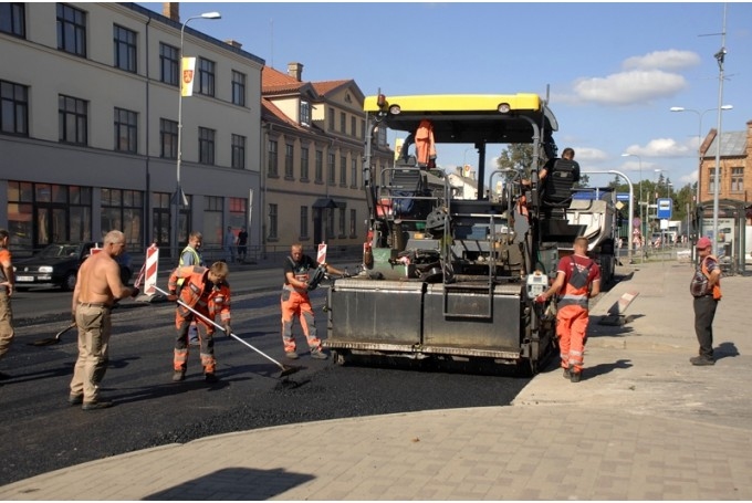 Kalna ielā ieklās asfaltu