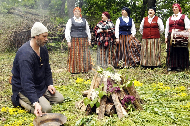 Mežotnes pilskalnā šķind ieroči