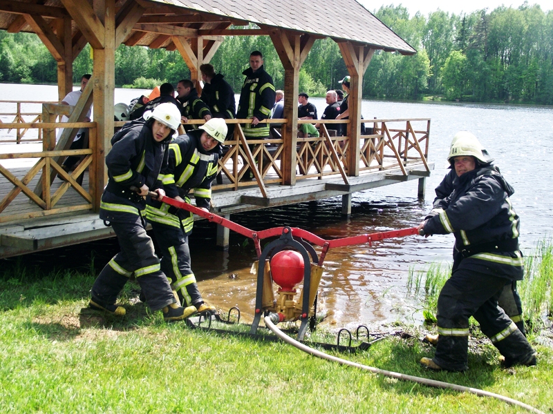 Vecsaules ugunsdzēsēji nosargā kausu