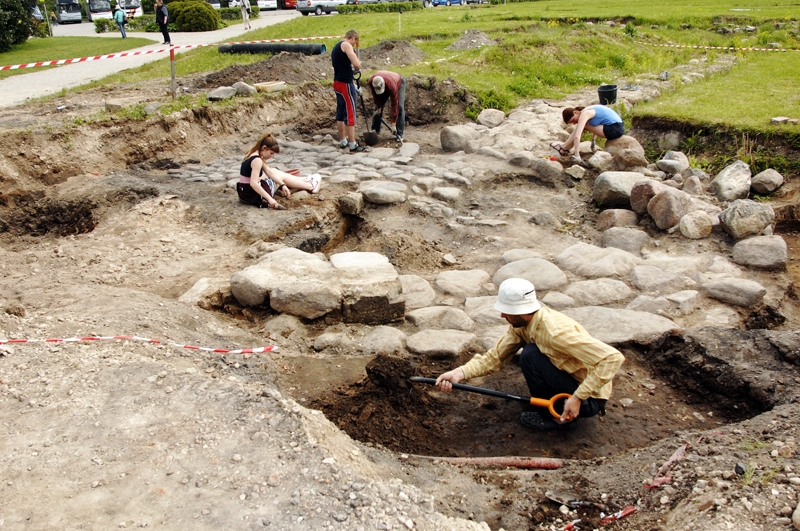 Arheologi pēta Rundāles veco pili