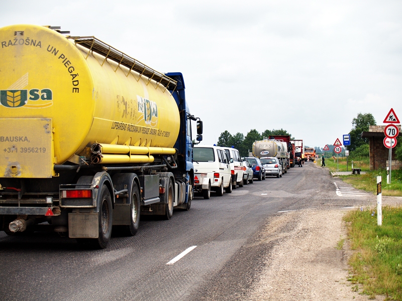 Asfaltē autoceļa Bauska–Rīga posmu aiz Iecavas