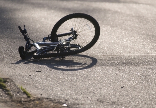 Bauskā uz gājēju pārejas automašīna notriekusi nepilngadīgu velosipēdisti