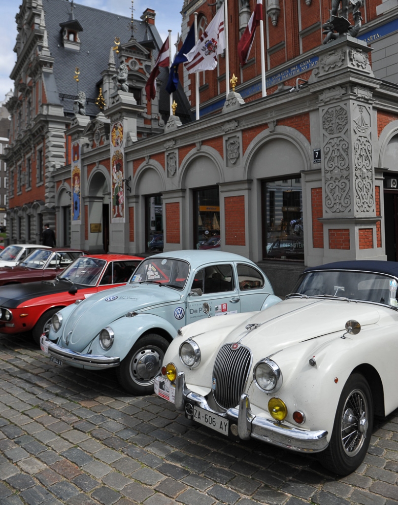 FOTO: Vēsturiskie automobiļi viesojas Rīgā