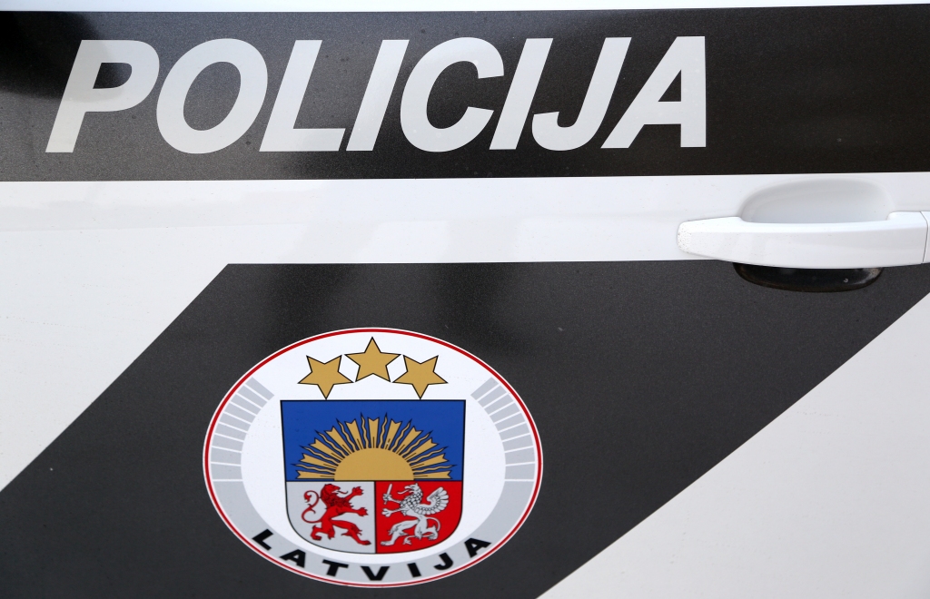 Policists Jāņos reibumā ietriecas divās ceļa zīmēs