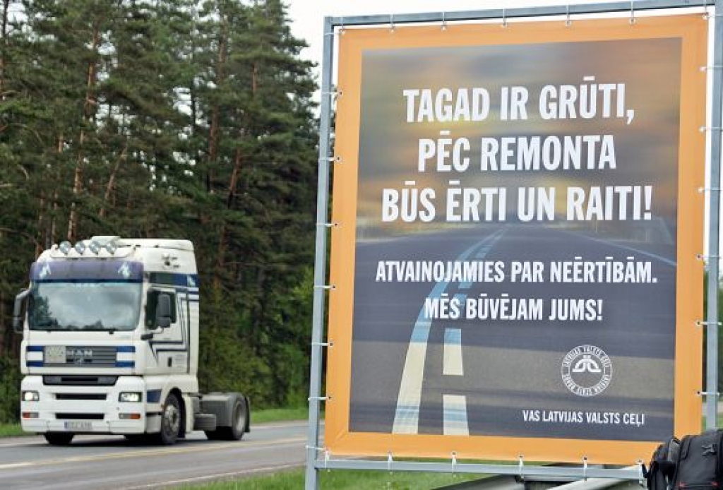 Pārkrautās fūres bojā jaunos ceļus