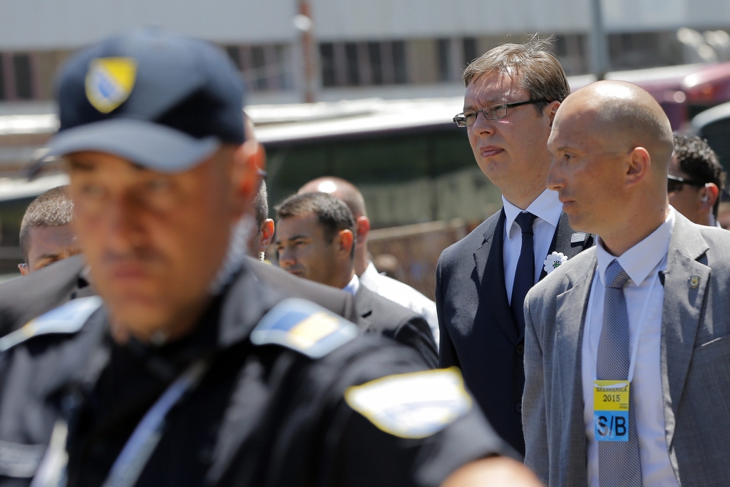 FOTO: Serbijas premjeru Srebrenicā apmētā ar akmeņiem