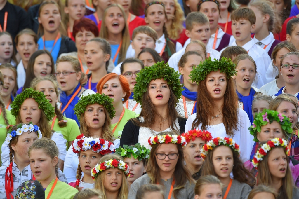 papildināts (11:59) - Teju visi svētku dalībnieki devušies oficiāli atceltajā gājienā; rīkotāji lems par noslēguma koncerta saīsināšanu