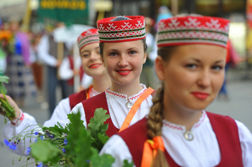 papildināta - FOTO: Ažiotāžu izraisījušais svētku gājiens Rīgas ielās