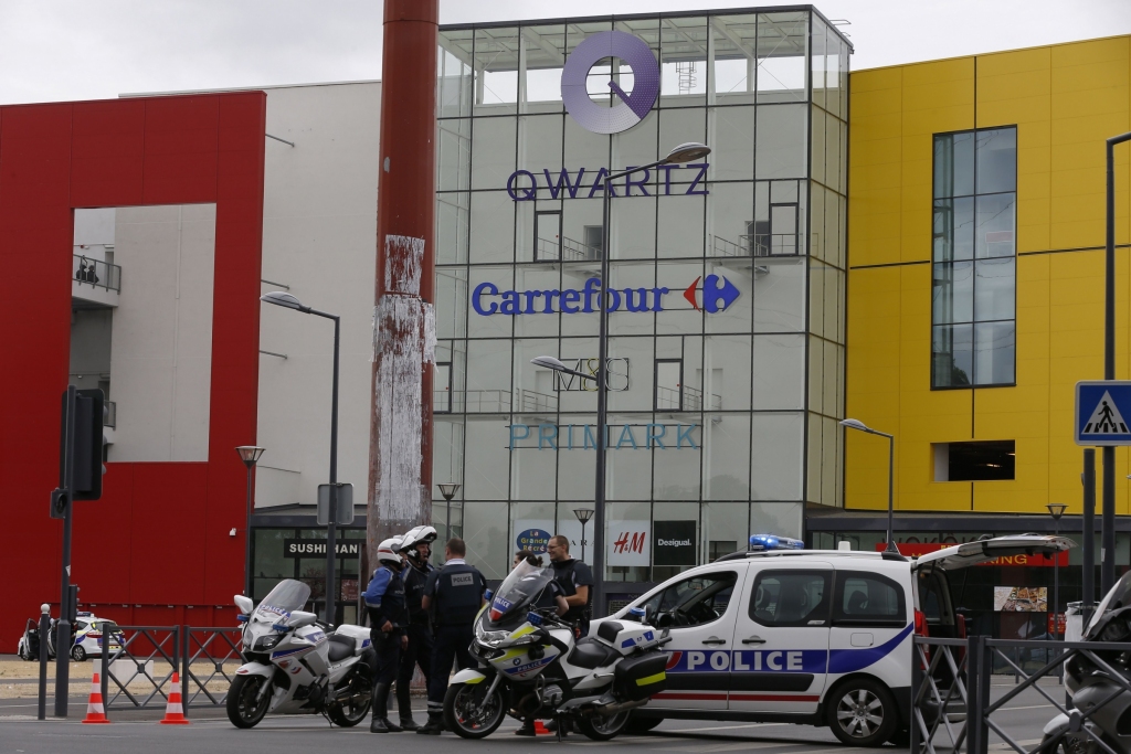 Policija Parīzē atbrīvo 18 par ķīlniekiem saņemtus cilvēkus