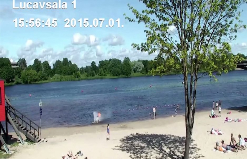 VIDEO: Policisti Lucavsalā izglābj divas slīkstošas meitenītes