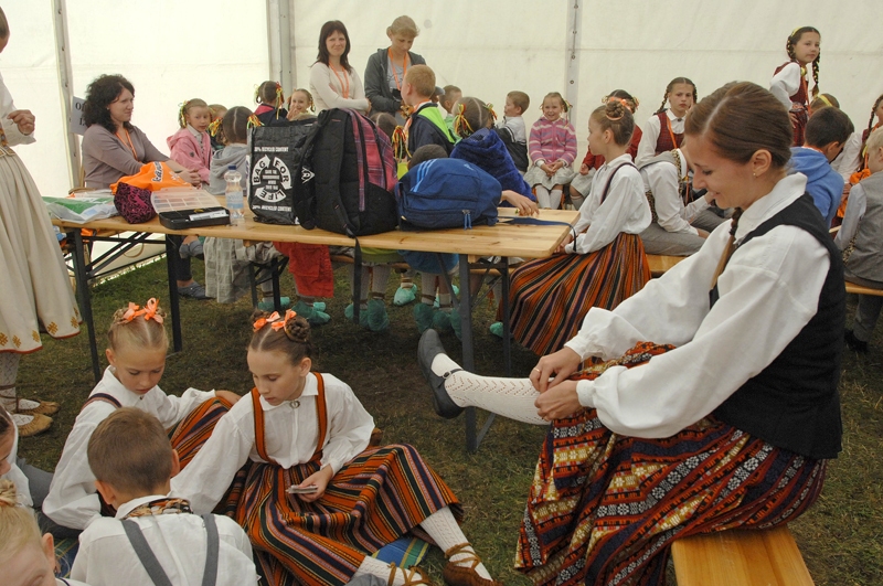 FOTO: Deju lielkoncerts «Līdz varavīksnei tikt»