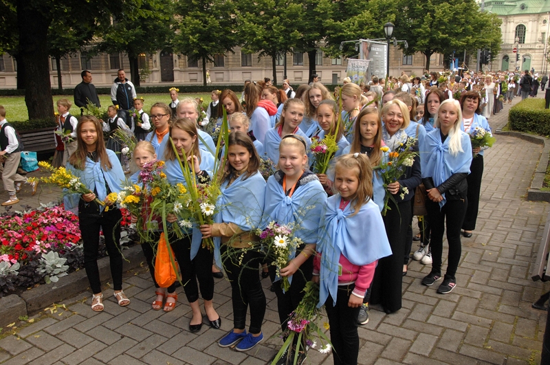 FOTO: Dziesmu un deju svētku gājiens pulcē teju visus dalībniekus