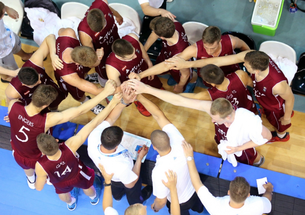 Latvijas U-20 basketbolisti pagarinājumā uzvar Lietuvu un cīnīsies par EČ piekto vietu