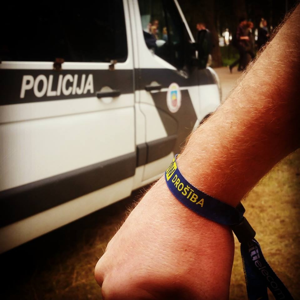 Policija Positivus telšu pilsētiņā atrod zemē ieraktu burciņu ar marihuānu